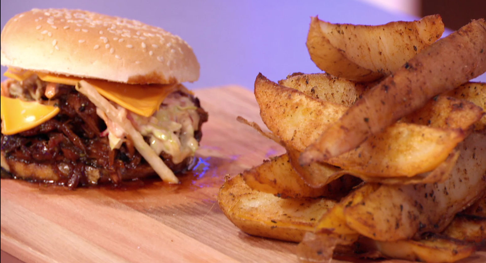 Pulled pork con coleslaw, barbacoa y papas al pimentón.