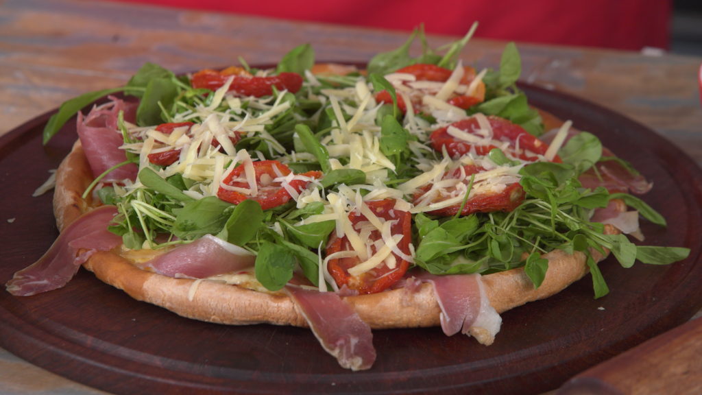 Pizza Casera Con Tomate Fresco Aceitunas Y Rcula Hola