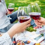 Tips imprescindibles para tomar vino tinto en verano
