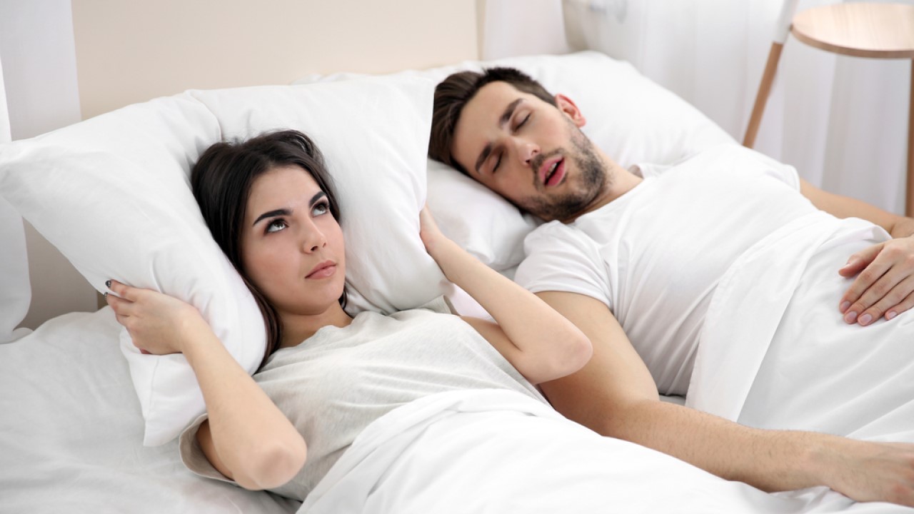 Puedes dejar de roncar usando una buena almohada? –
