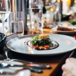 Cleptómanos gourmet: los objetos más insólitos que los clientes se roban en los restaurantes