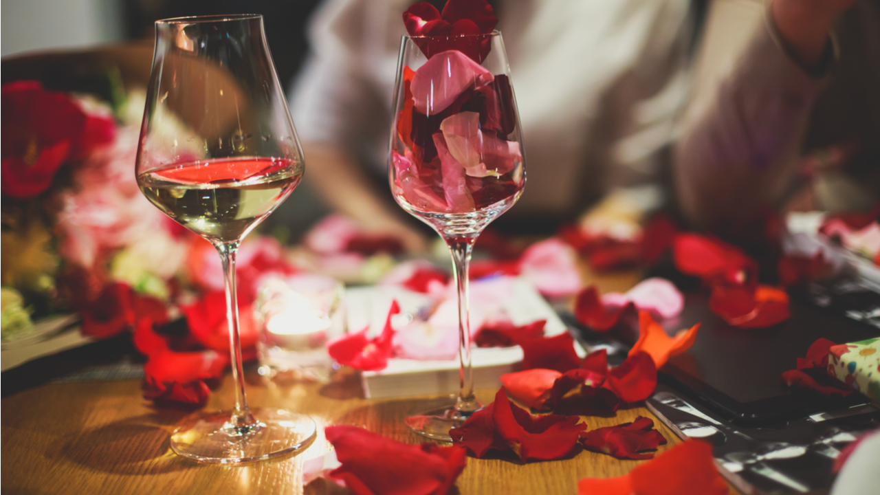 Celebra San Valentín por todo lo alto con flores, dulces y vinos
