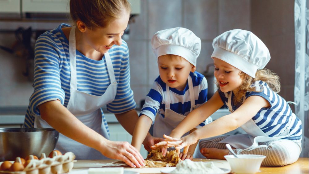 Los Beneficios De Que Tus Hijos Te Ayuden En La Cocina Cucinare