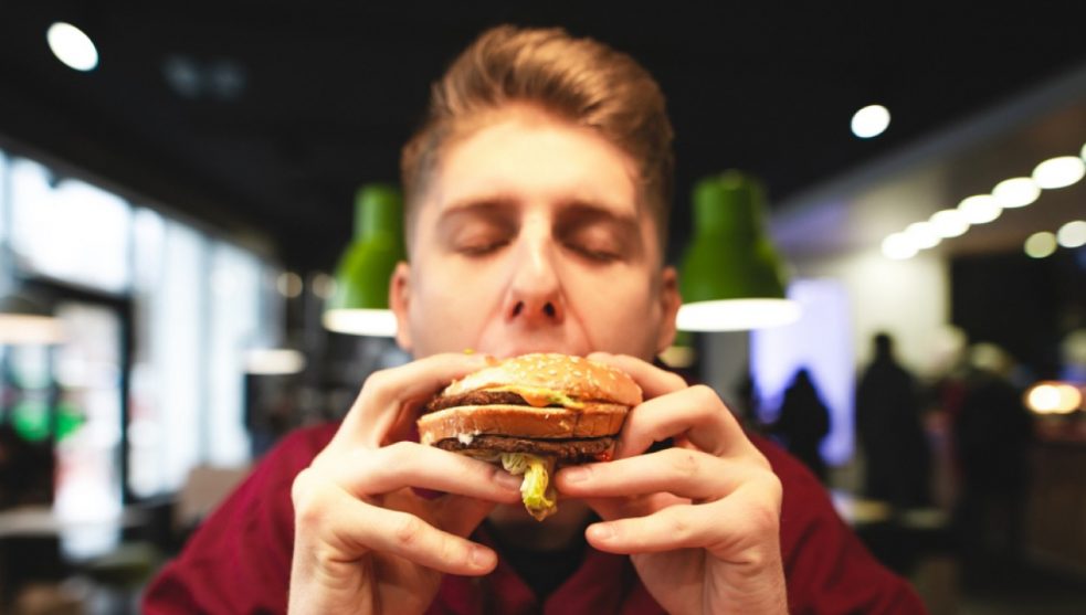 Millenial Comiendo Una Hamburguesa Cucinare