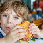 Pidió una hamburguesa para su hijo, se quejó por el tamaño y recibió una dura respuesta del dueño del restaurant