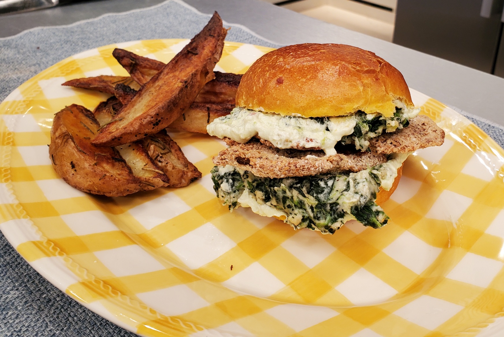 Milanesa de gírgola en pan de zanahoria con espinacas a la crema y aderezo  de palta - Cucinare