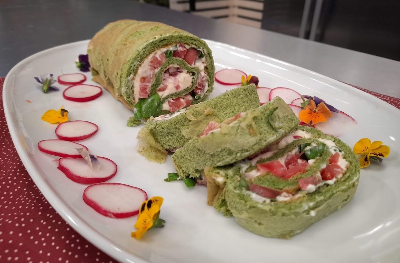 Pionono de espinaca con ensalada de mar - Cucinare