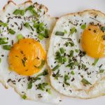 Cómo hacer huevos fritos más saludables en la freidora de aire