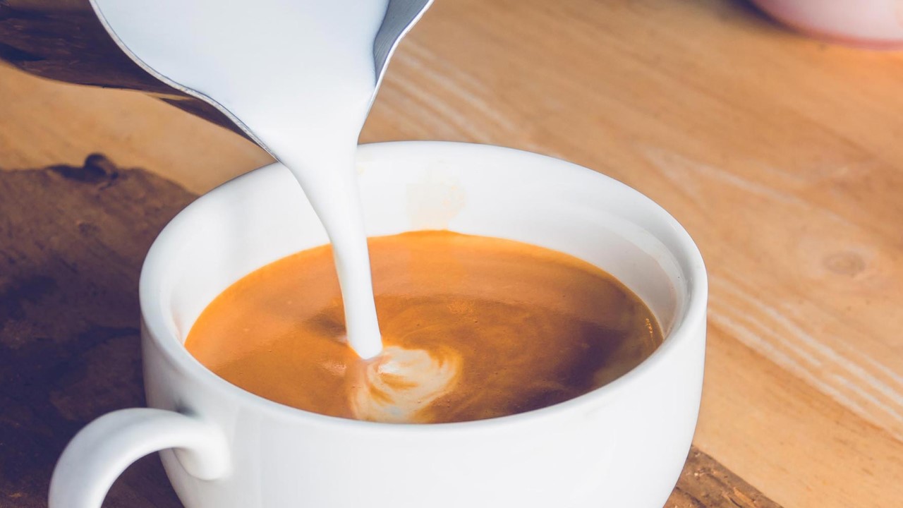 El peligroso truco para hacer café con leche que se ha puesto de