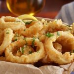 El flamante restaurante porteño que ofrece sólo rabas: el plato que viene con un kilo de calamar