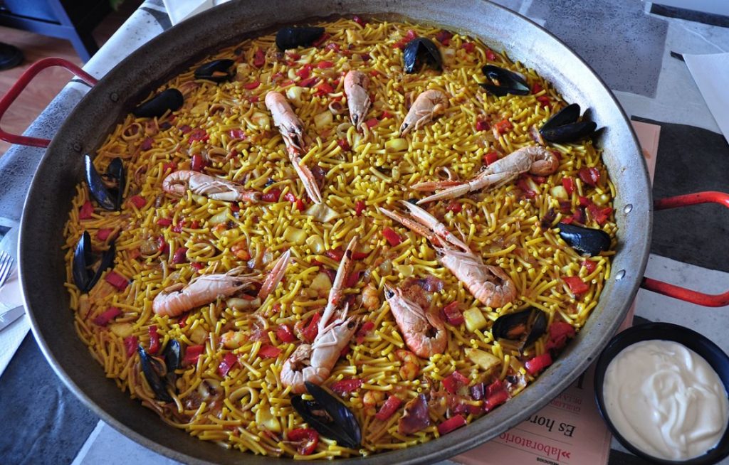 Venga! - Pouco conhecido aqui no Brasil, o Fideuá é um prato espanhol muito  parecido com a paella, e que leva, no lugar do arroz, uma massa especial.  Toda quarta feira, no