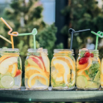 Los beneficios del agua infusionada: cómo agregar frutas y verduras a tu dieta