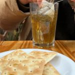 Mate cocido con 4 galletitas, la promo de un restaurante de Palermo que genera debate por su precio