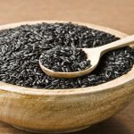 Arroz negro: cómo preparar esta versión poco conocida del cereal integral que se produce en Argentina