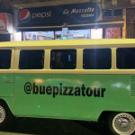 Creó un tour que recorre las mejores pizzerías porteñas en combi: el debate para elegir la mejor y karaoke a bordo