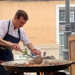 El restaurante de la Costa Atlántica que prepara una paella con el arroz en el punto justo y compite con los platos de Valencia