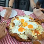 El bodegón comandado por mujeres que funciona dentro de un histórico club de barrio: la súper milanesa, el plato más pedido