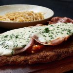 Milanesas con pasta, el plato hogareño que se convirtió en tendencia: los mejores restaurantes para probarlo