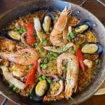 El restaurante porteño que celebra el Día de la Paella con una fiesta en la calle y una versión XXL