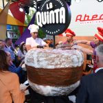 La Fiesta del Alfajor terminó en Córdoba con el corte de una golosina gigante de 400 kilos