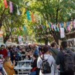 Llega una nueva edición de la feria Leer y Comer: libros, charlas y gastronomía bajo los árboles de Chacarita