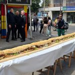 El bodegón del Conurbano que festejó su aniversario con el sándwich de milanesa más largo del mundo