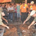 Asado con cuero, la tradición que tiene su fiesta para celebrar una técnica diferente de cocción del corte argentino más emblemático