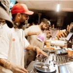 La moda de las coffee raves llegó a Buenos Aires: bailar de mañana, con café de especialidad y sin alcohol